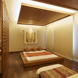 Couples treatment rooms, sauna, hot tub, steam room, body treatments