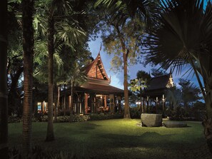 5 restaurants, breakfast, lunch, dinner served; international cuisine
