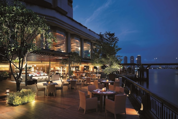 5 restaurants; breakfast, lunch, dinner and brunch served