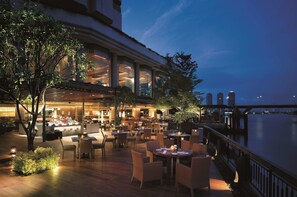 5 restaurants, breakfast, lunch, dinner served; international cuisine