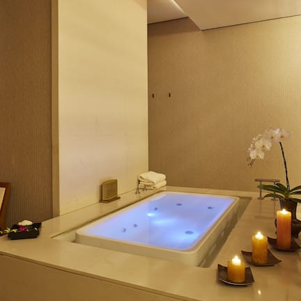 Couples treatment room(s), sauna, hot tub, steam room, body treatments