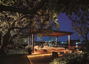5 restaurants, breakfast, lunch, dinner served; international cuisine