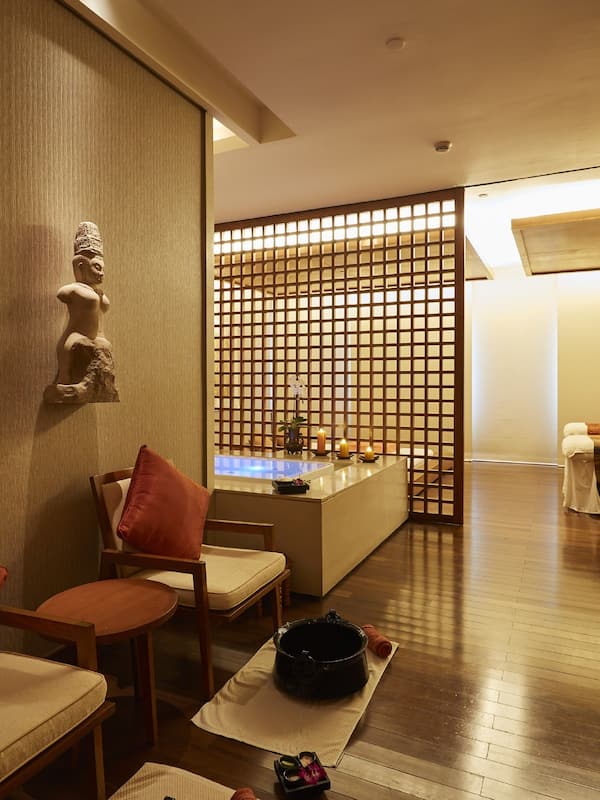 Couples treatment rooms, sauna, hot tub, steam room, body treatments
