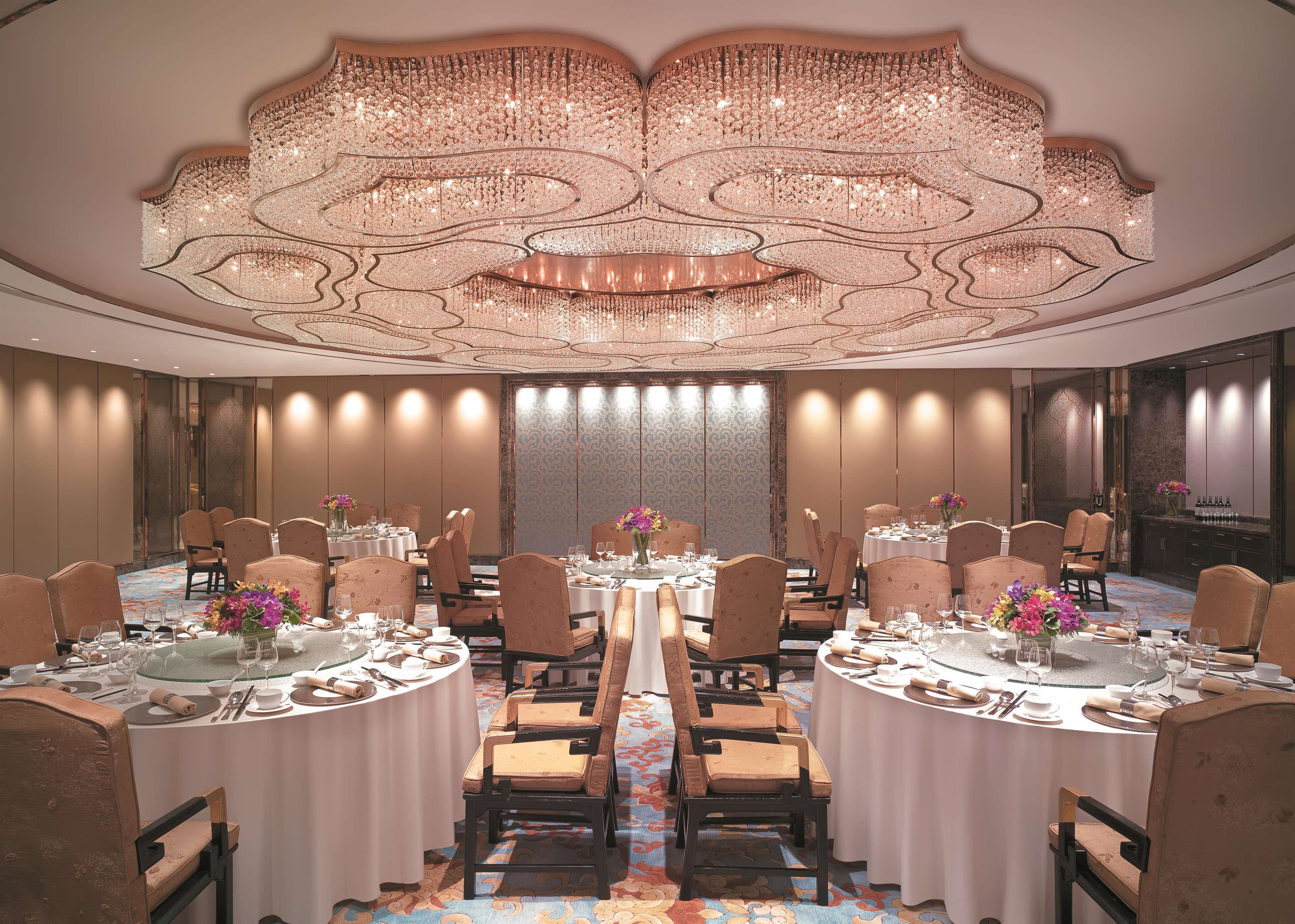 5 restaurants; breakfast, lunch, dinner, and brunch served