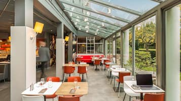 Petit déjeuner buffet servi tous les jours en supplément