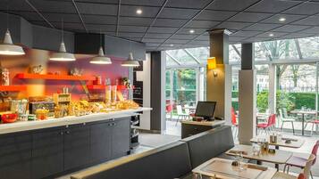 Petit déjeuner buffet servi tous les jours en supplément