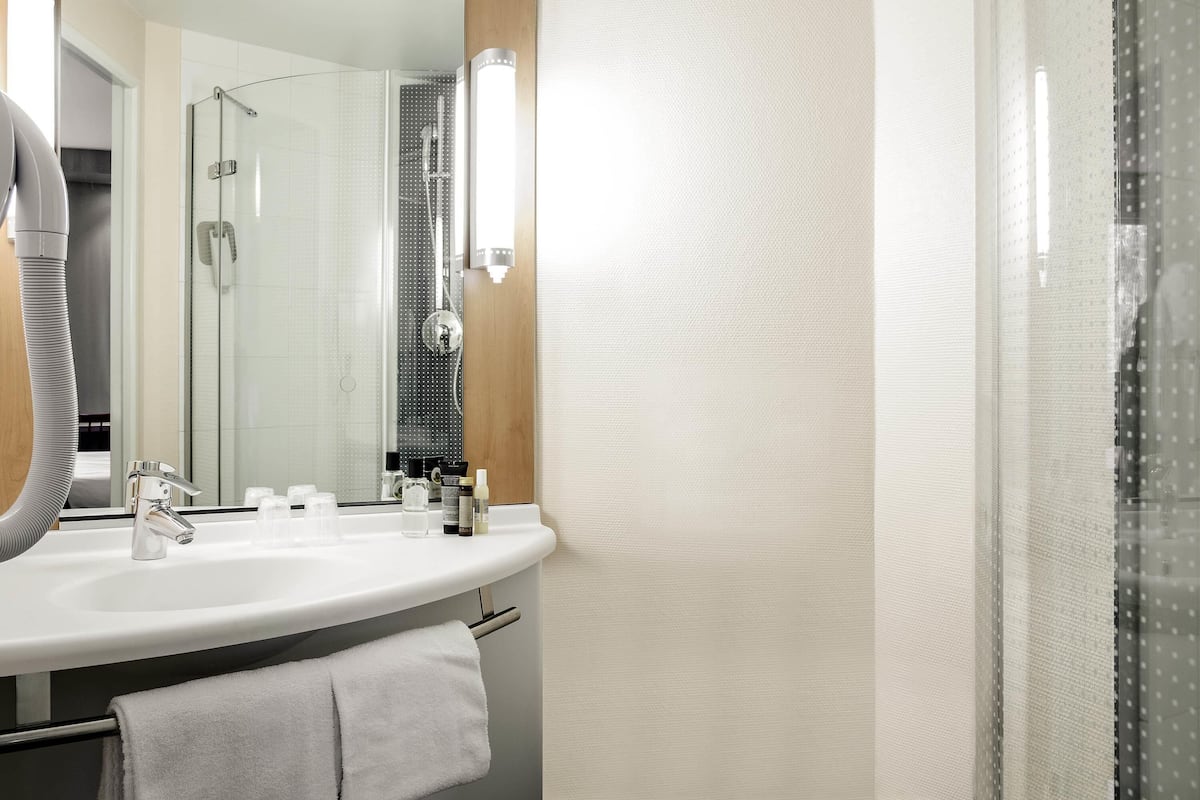 Quarto premium, 1 cama de casal (Forest view) | Roupas de cama premium, escrivaninha, espaço de trabalho para notebook