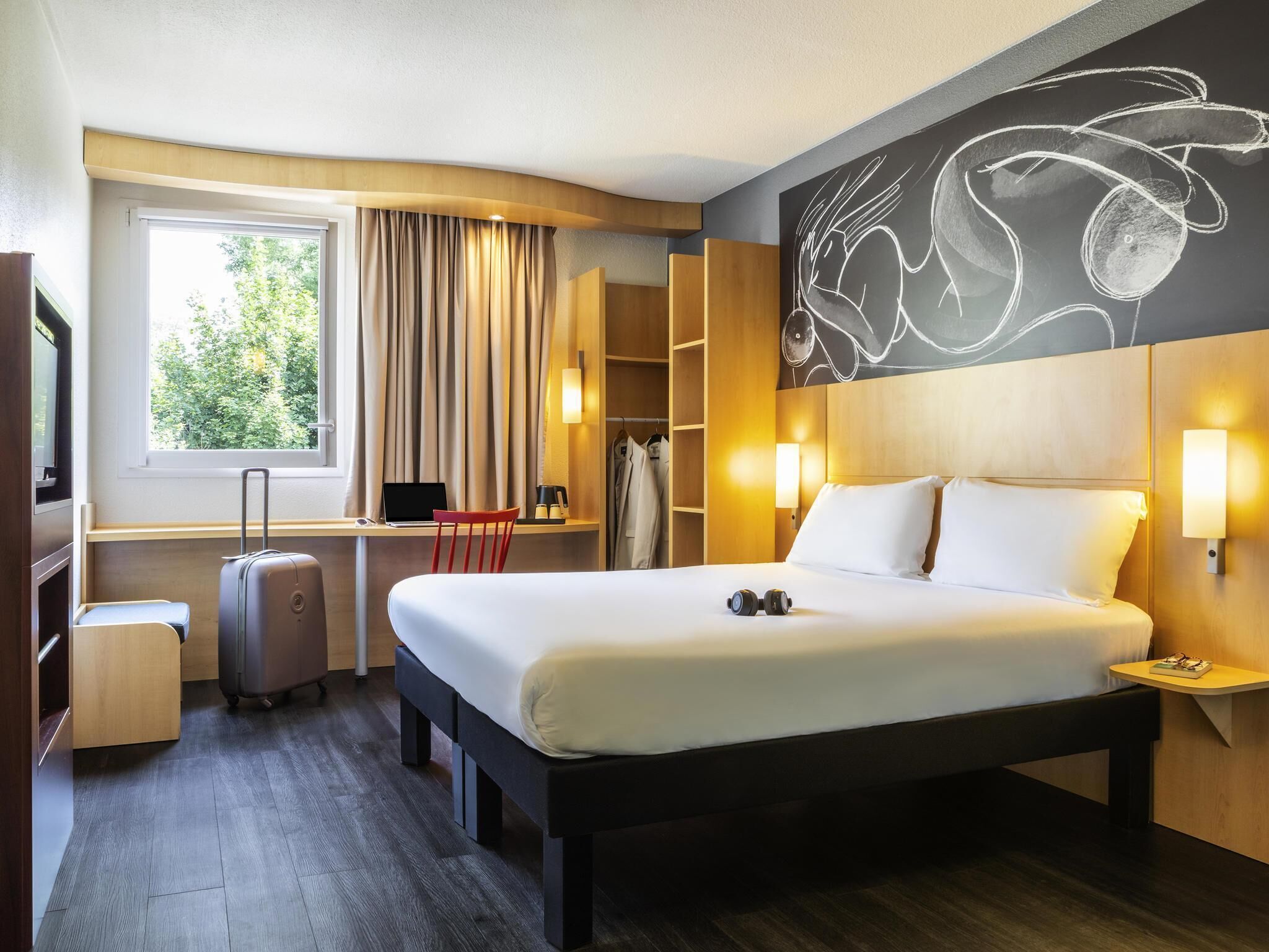 Premium Room, 1 Double Bed, Accessible | Premium bedding, desk, laptop workspace, blackout curtains