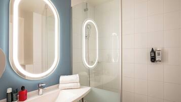 Standard Room, 1 Double Bed | Bathroom | Shower, eco-friendly toiletries, hair dryer, towels