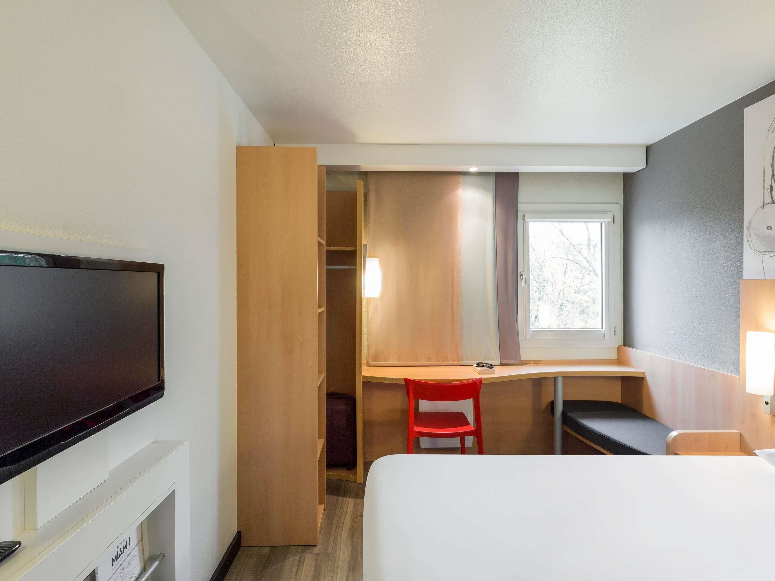 Standard Room, 2 Twin Beds | Premium bedding, desk, laptop workspace, blackout drapes