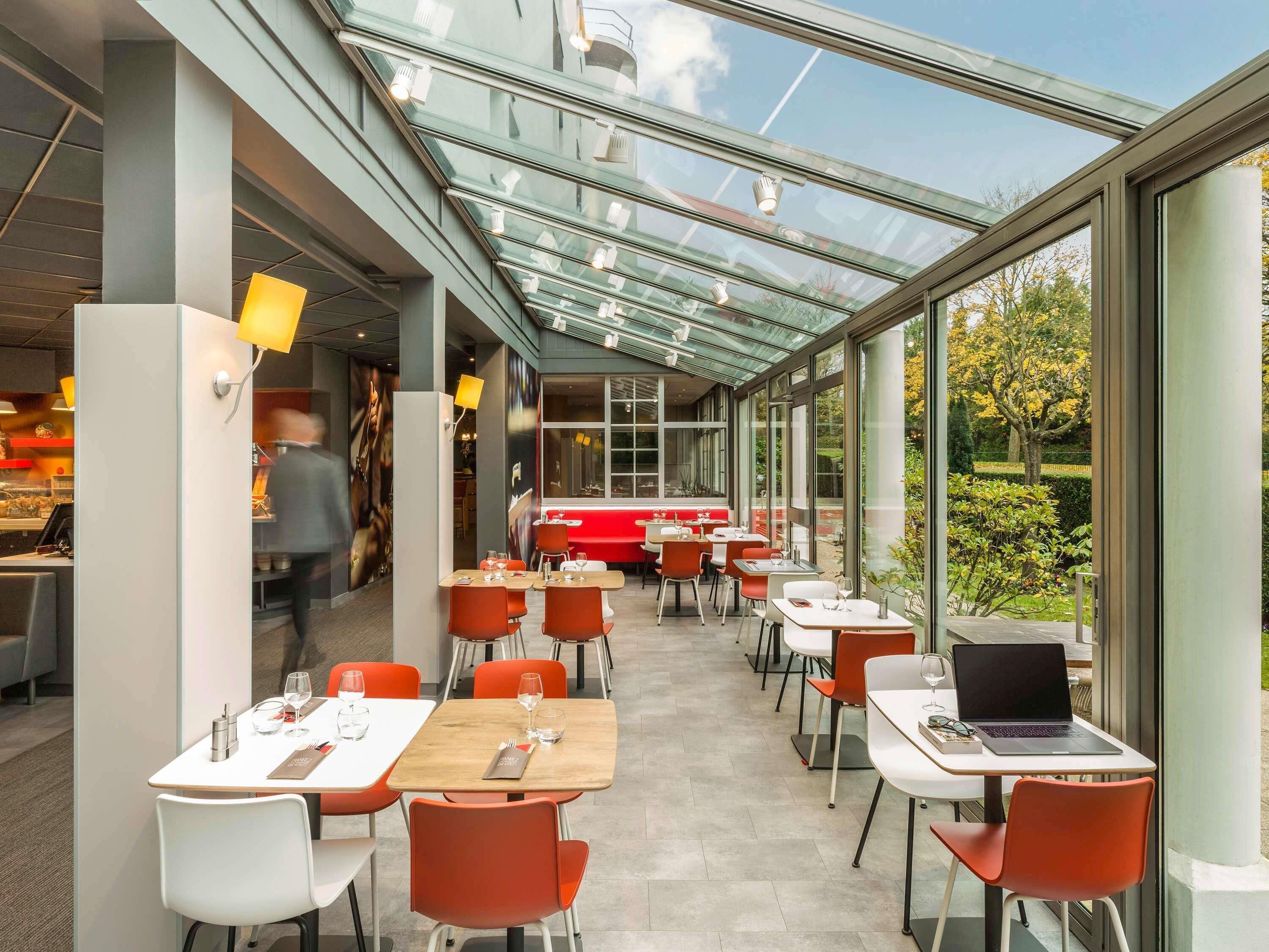 Desayuno buffet (EUR 13.90 por persona) 