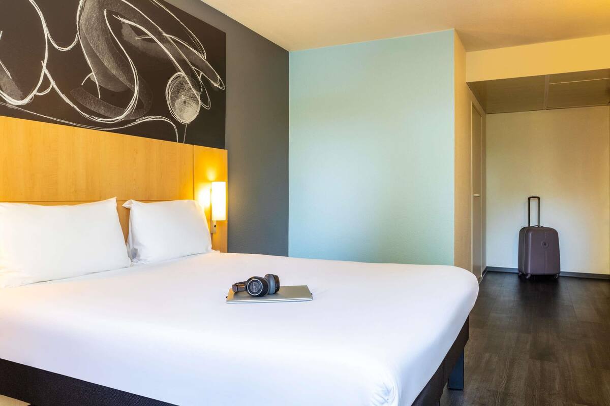 premium room, 1 double bed (forest view) | premium bedding, desk, laptop workspace, blackout curtains