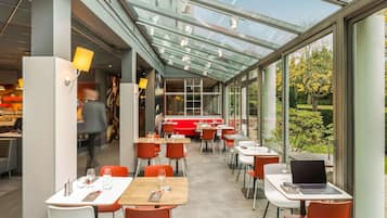 Desayuno buffet diario (EUR 13.90 por persona)