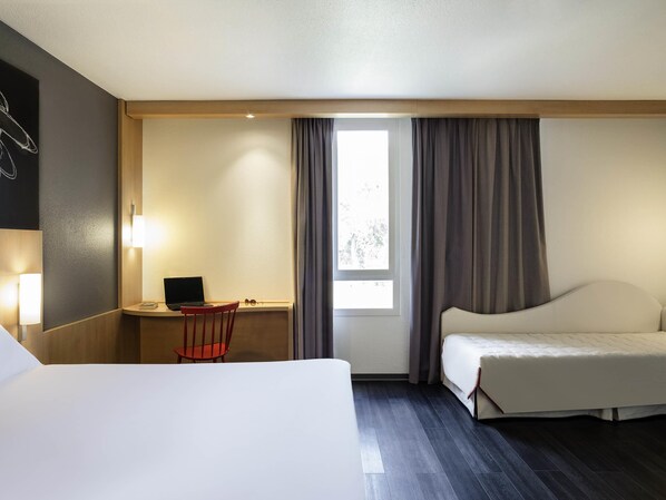 Premium bedding, desk, laptop workspace, blackout curtains - Ibis Paris Meudon Velizy (Meudon)