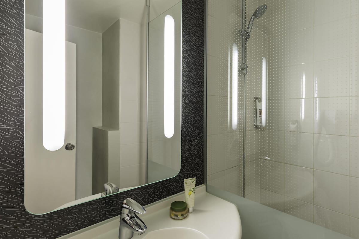 Hochwertige Bettwaren, Schreibtisch, laptopgeeigneter Arbeitsplatz