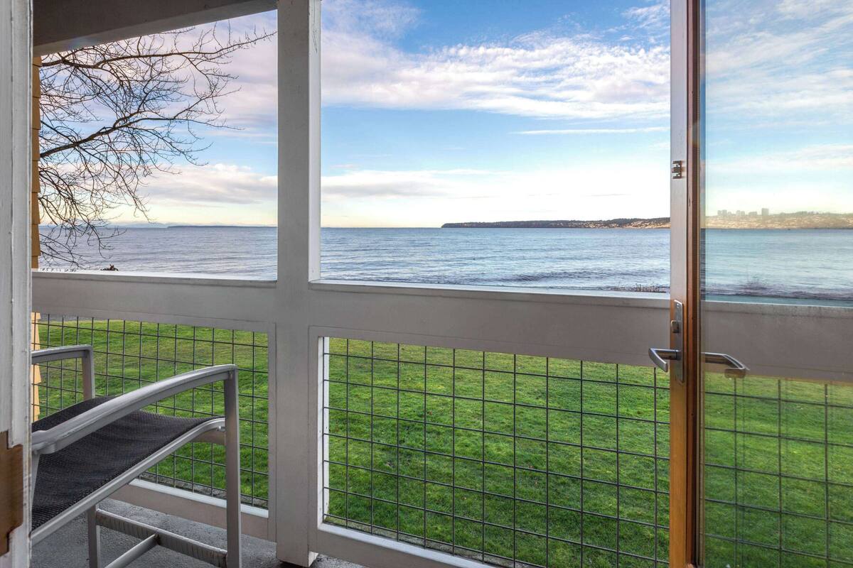 premium bedding, down duvets, pillow-top beds, in-room safe