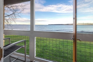 高档床上用品、羽绒被、加厚床垫、客房内保险箱