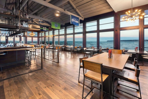 Lobby lounge, ocean views, open daily