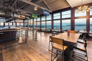 Lobby lounge, ocean views, open daily