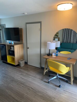 Superior Room, 1 Queen Bed, Non Smoking | Living area