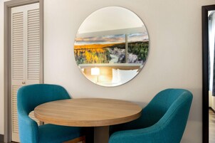 Quarto, 2 camas Queen, para não fumantes | Ferros/tábuas de passar roupa, Wi-Fi de cortesia, roupa de cama