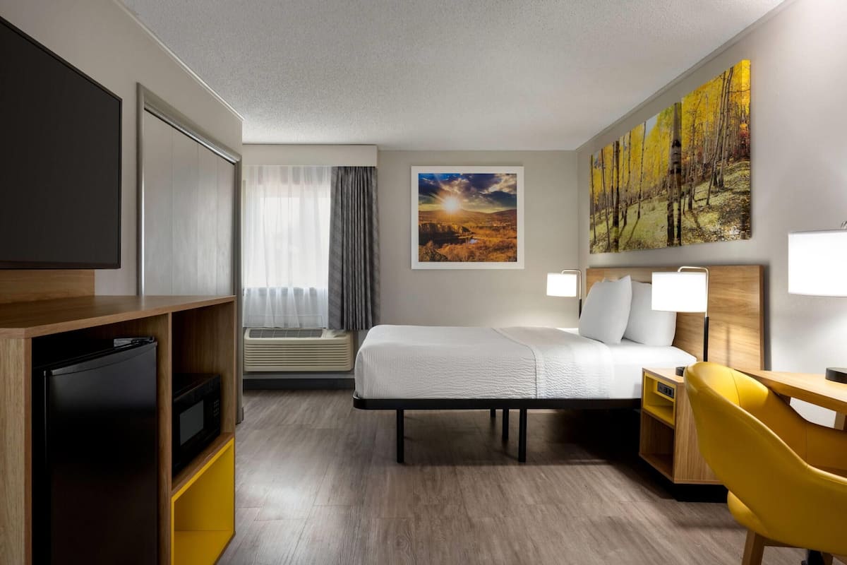 Deluxe Room, 1 Queen Bed, Non Smoking | Iron/ironing board, free WiFi, bed sheets, alarm clocks