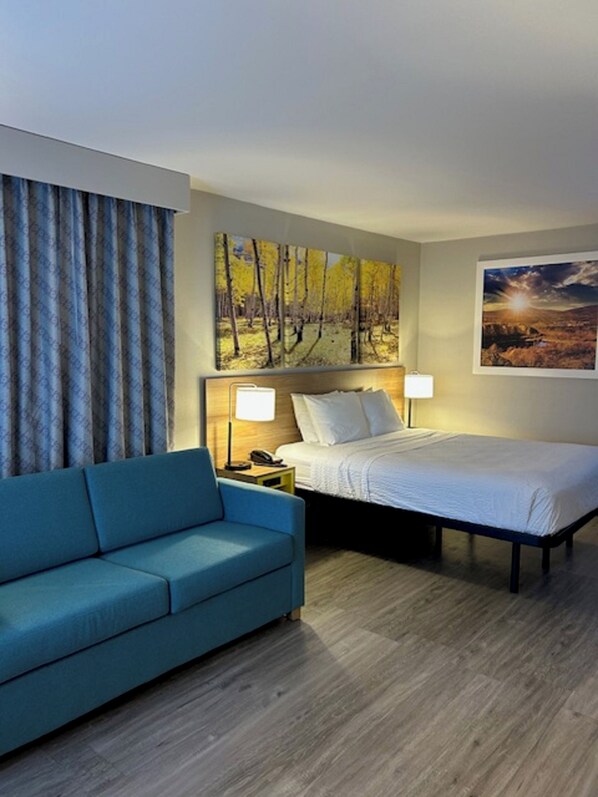 Habitación superior, 1 cama Queen size, para no fumadores | Área de sala de estar | Televisión 