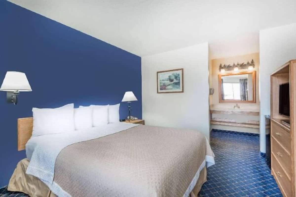 Iron/ironing board, free WiFi, bed sheets, alarm clocks