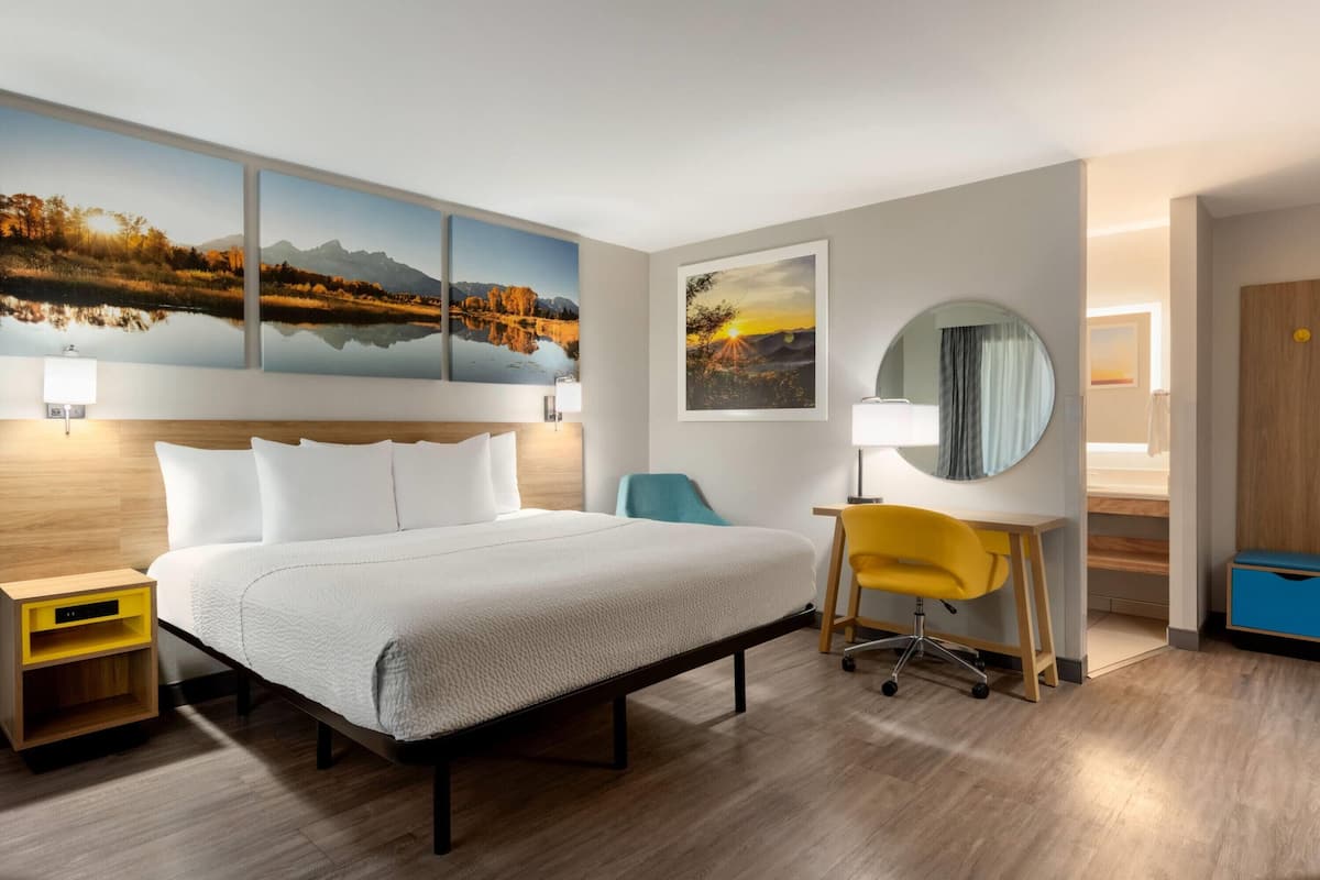 Room, 1 King Bed, Non Smoking | Iron/ironing board, free WiFi, bed sheets, alarm clocks