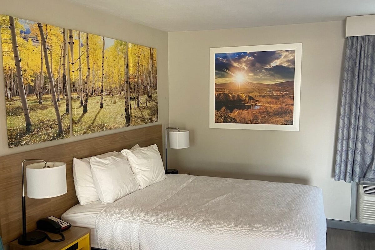 Iron/ironing board, free WiFi, bed sheets, alarm clocks