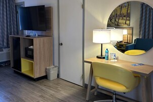 Tabla de planchar con plancha, wifi gratis, ropa de cama y despertador