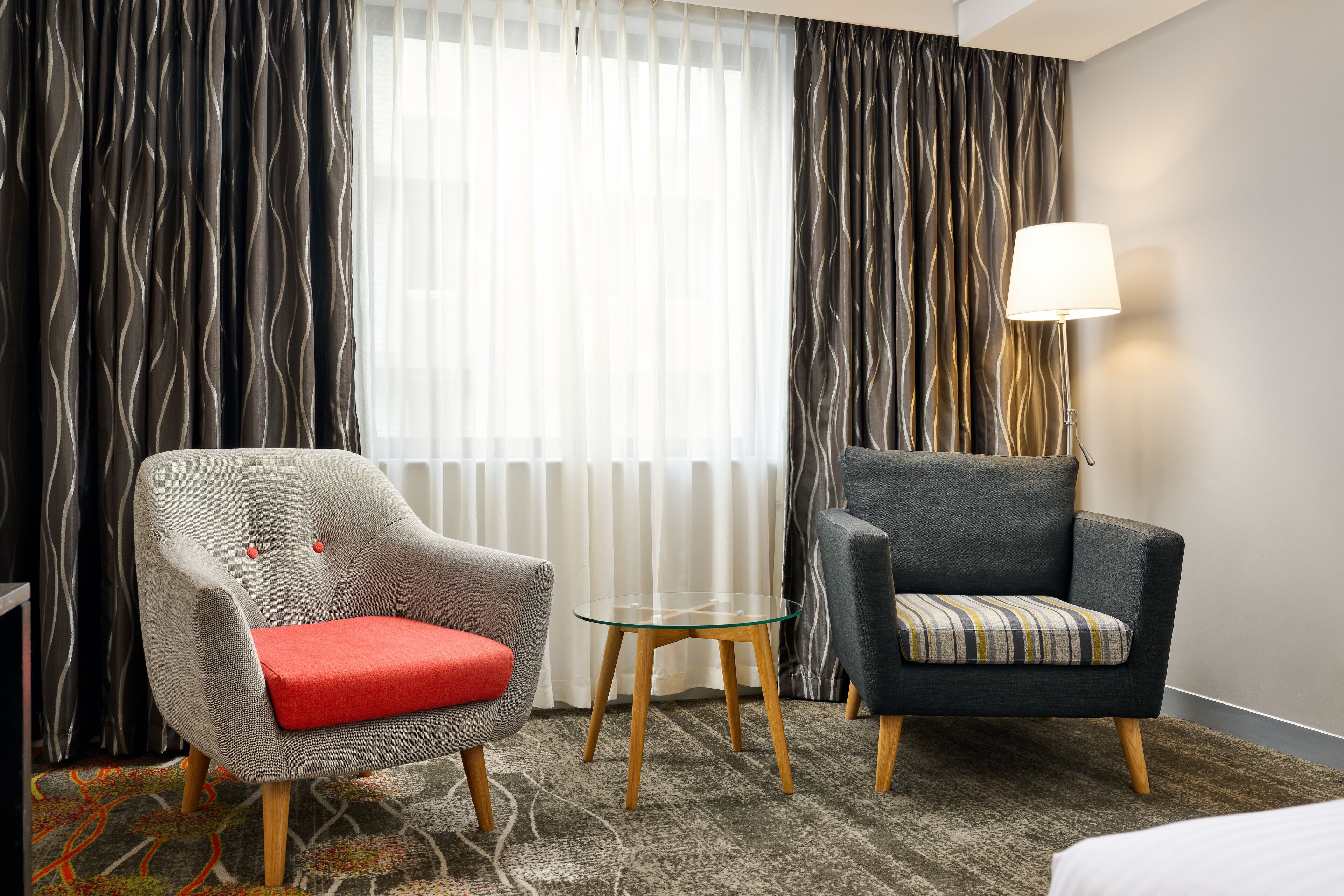 液晶テレビ、iPod ドック、有料ムービー