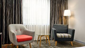 Een lcd-televisie, een iPod-dock en betaalfilms