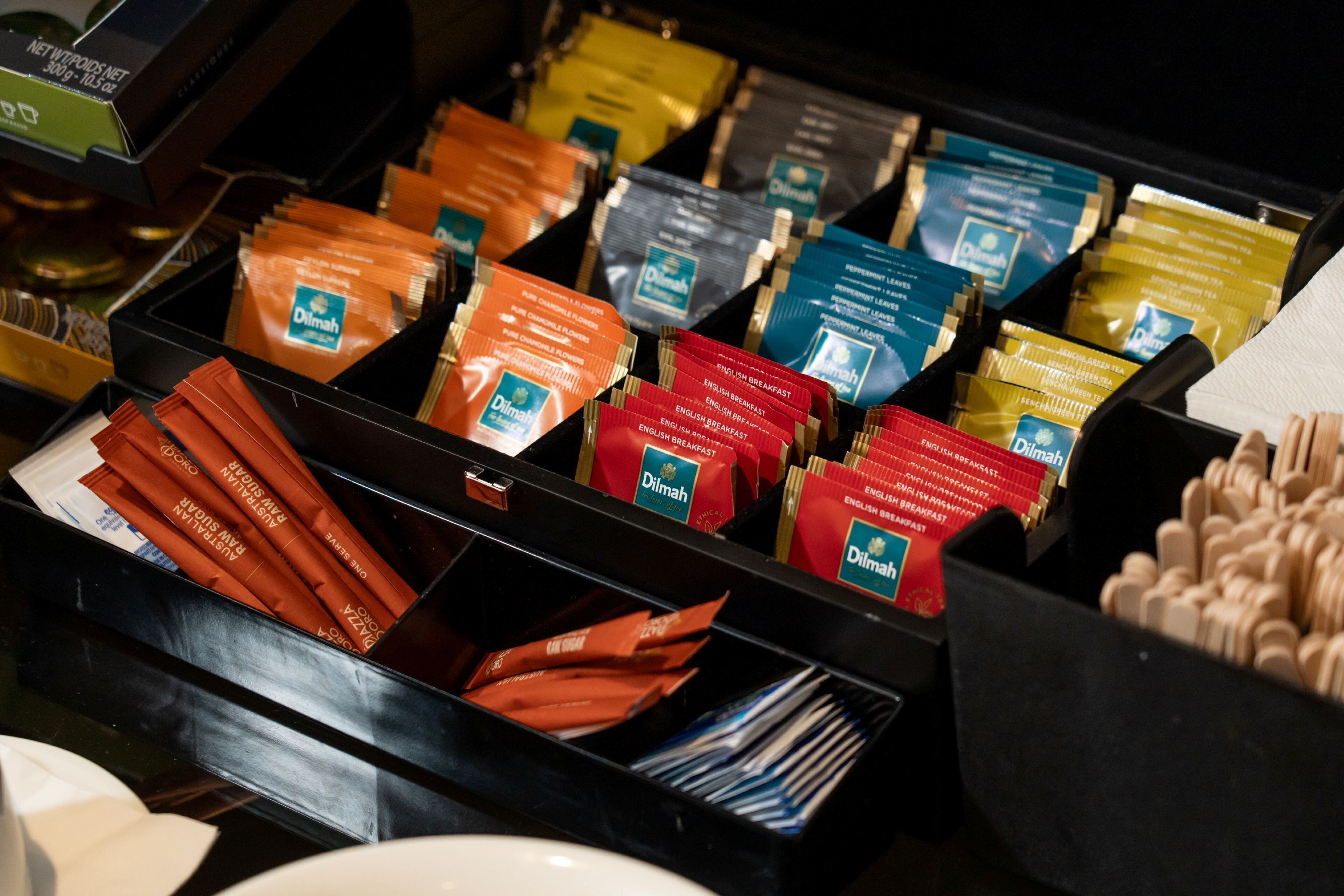 Verschiedene verpackte Lebensmittel in einer Auslage, darunter unterschiedliche Snacks und möglicherweise Frühstücksprodukte.