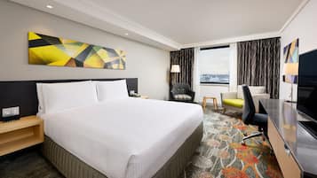 Een minibar, een kluis op de kamer, een bureau, een laptopwerkplek