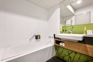 Amenidades de baño gratuitas, secadora de cabello, toallas, jabón 