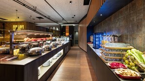A buffet with various food items and a beverage station. - Holiday Inn Perth City Centre by IHG (Perth)
