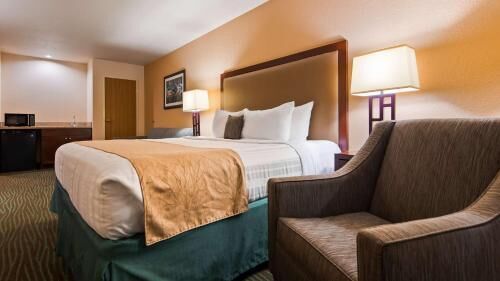 Pillowtop beds, in-room safe, desk, laptop workspace