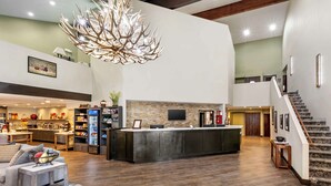 A spacious lobby with a central bar area, a staircase, and a dining area. - Best Western Plus Eagle/Vail Airport (Eagle)