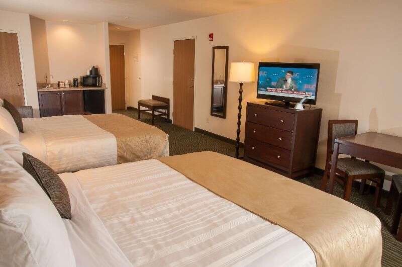 Pillowtop beds, in-room safe, desk, laptop workspace