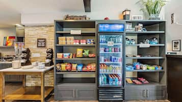 En automat med snacks og drikkevarer, der tilbyder et udvalg af produkter, inklusiv kolde varer.