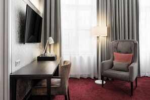 أغطية فراش متميزة وخزنة داخل الغرفة وبديكورات فريدة لكل غرفة ومكتب