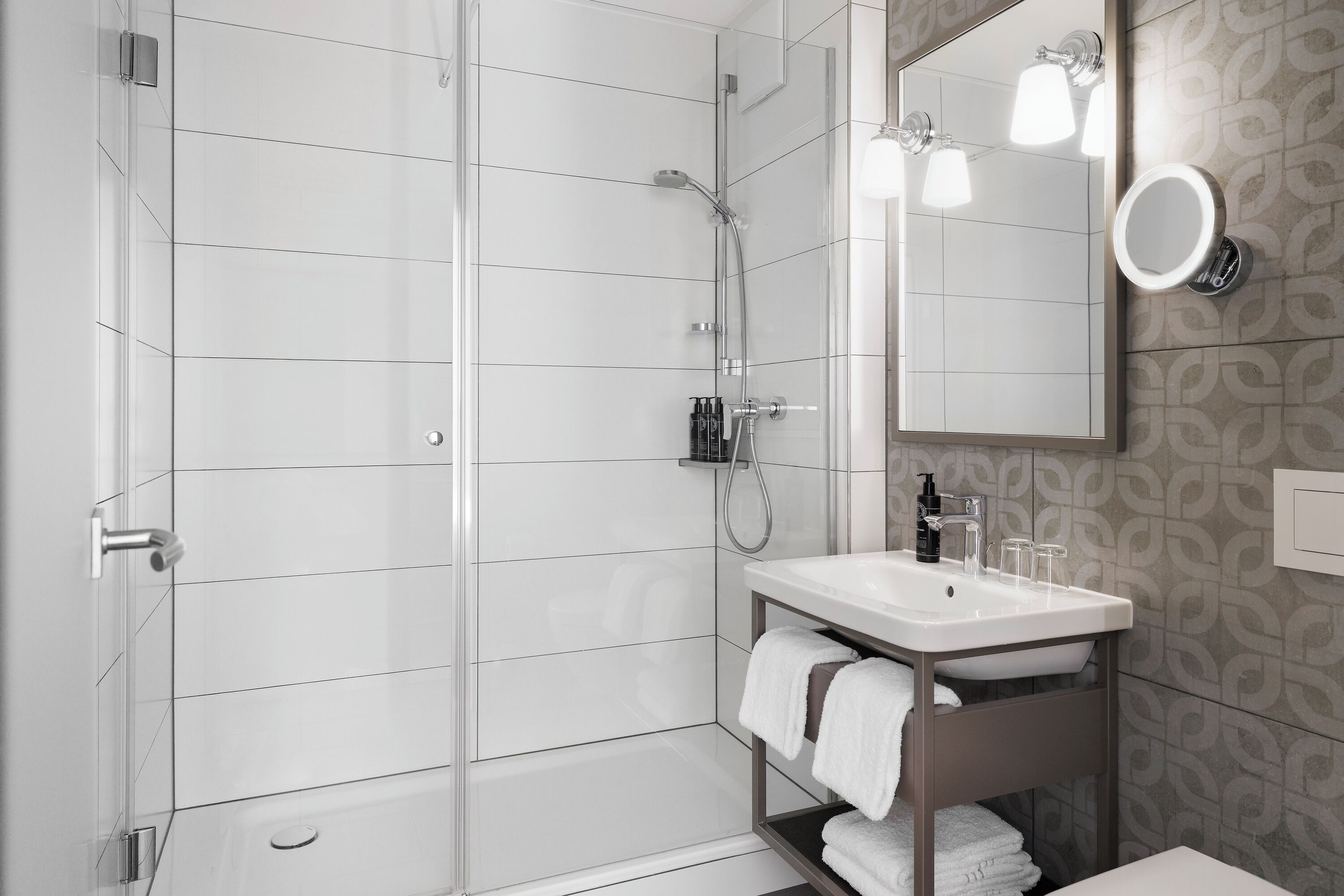 Classic-Zimmer, 1 Queen-Bett | Badezimmer | Haartrockner, Handtücher, Seife, Shampoo