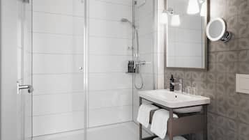 Classic-Zimmer, 1 Queen-Bett | Badezimmer | Haartrockner, Handtücher, Seife, Shampoo