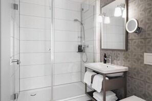 Classic Room, 1 Queen Bed | Bathroom | Hair dryer, towels, soap, shampoo