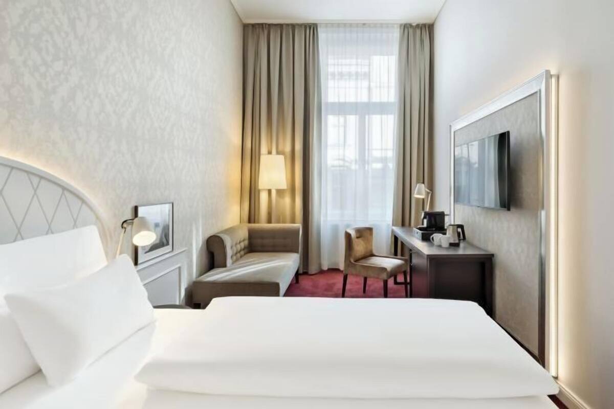 Luxe beddengoed, een kluis op de kamer, een bureau, een laptopwerkplek