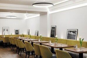 Café da manhã com buffet diário (EUR 25 por pessoa) 