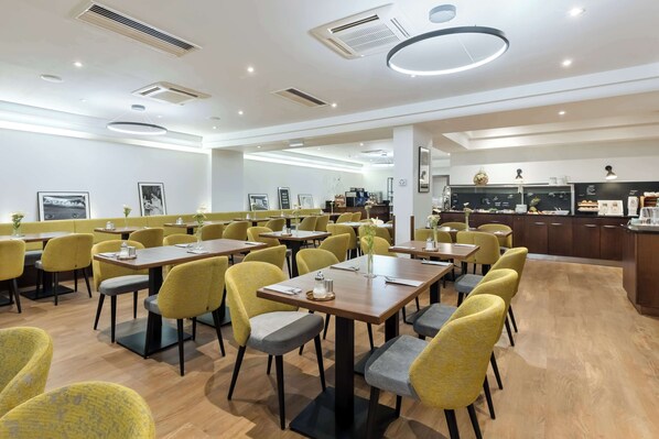 Café da manhã com buffet diário (EUR 24 por pessoa) 