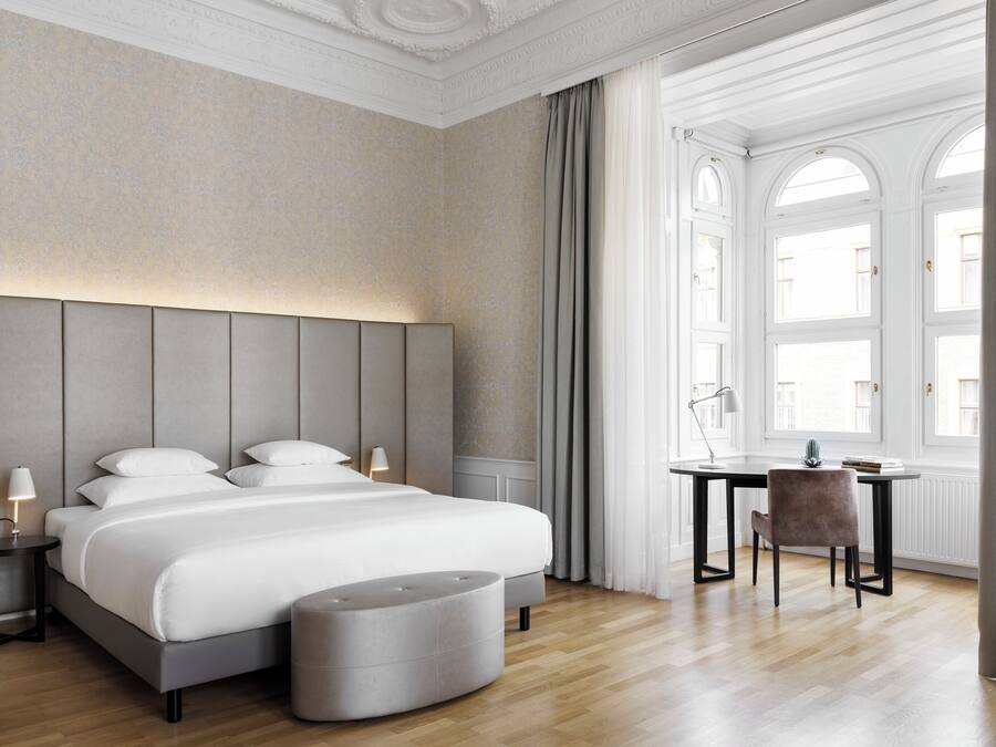 Suíte júnior, 1 cama King | Roupas de cama premium, cofres nos quartos, individualmente decorados