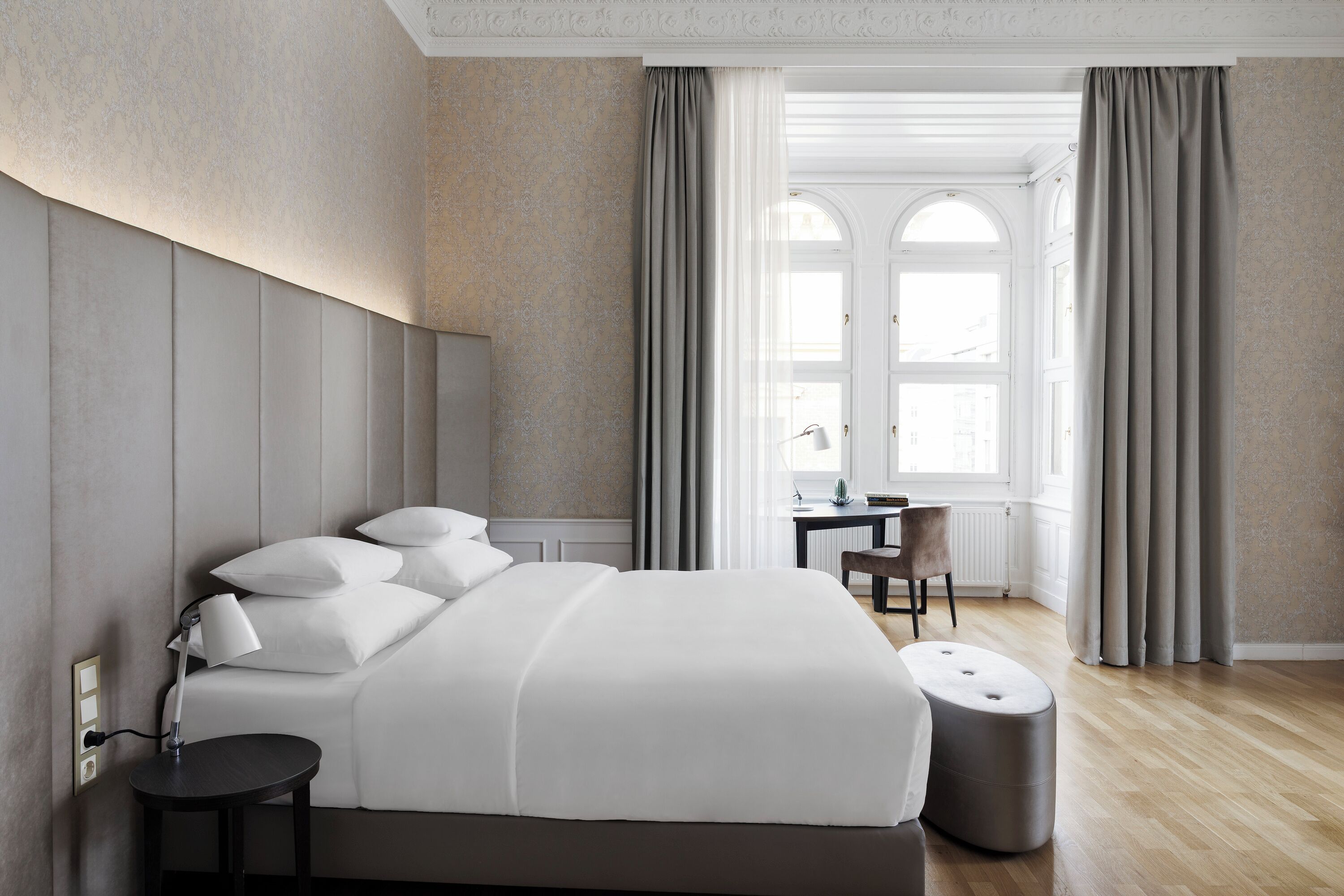 Juniorsvit - 1 kingsize-säng | Sängtillbehör av högsta kvalitet och värdeförvaringsskåp på rummet